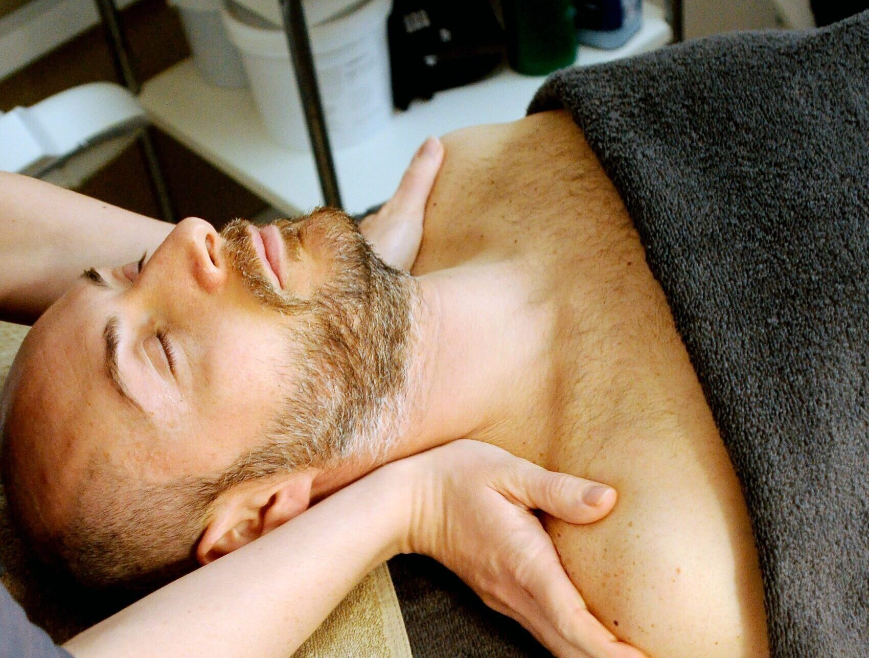 man getting a sports massage therapy session